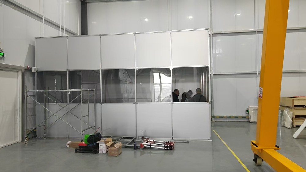 如何確保鋁塑板百級潔凈棚的氣流均勻性，避免局部污染？